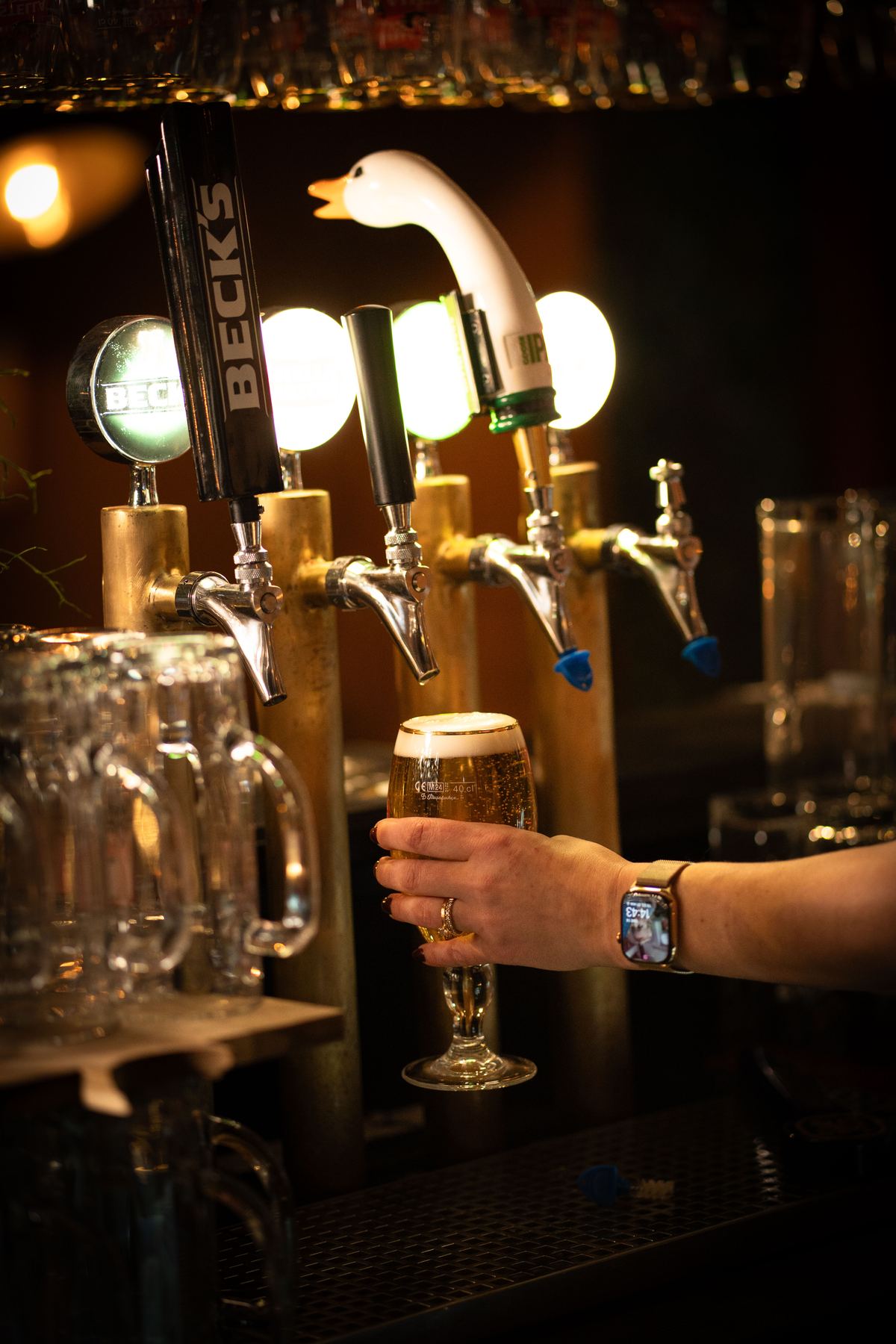 Öl tappas upp i baren på Hamnplan 1
